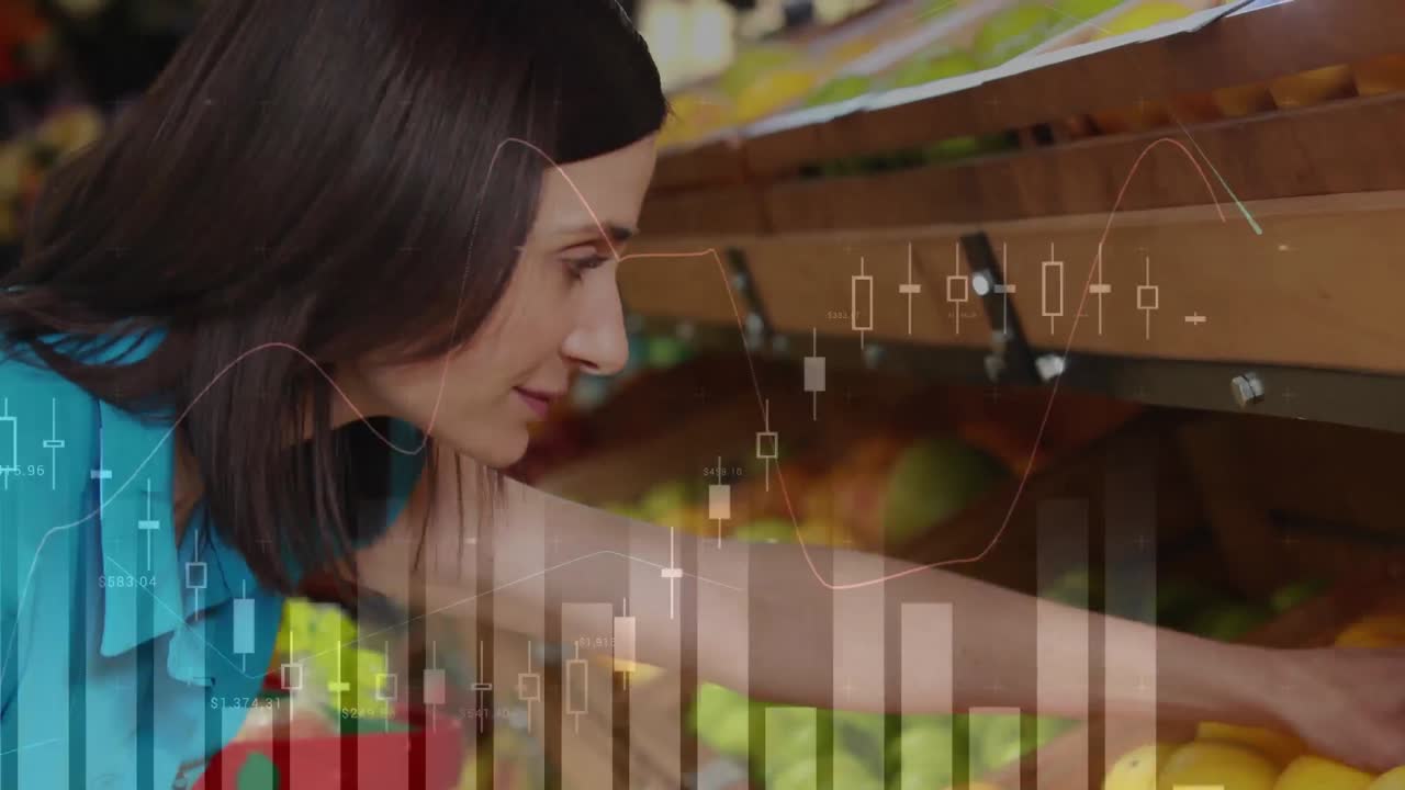 animación del procesamiento de datos sobre mujer caucásica en la tienda