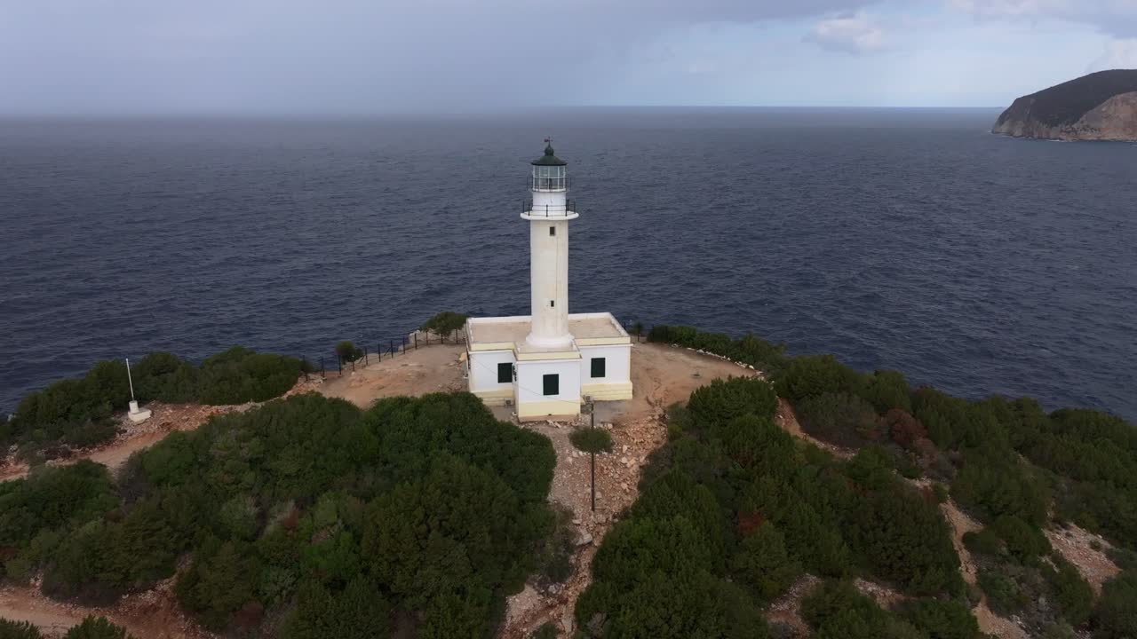 Auringonpaiste heijastuu kallioista ja majakasta Joonianmeren rannalla, Lefkada