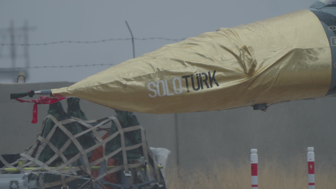 Ogiva del jet da combattimento SOLOTURK ricoperta d'oro durante la pioggia