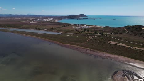 laguna con aguas poco profundas y puerto industrial con petroleros, problemas de contaminación en la costa del mar adriático