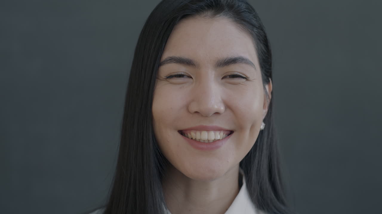 웃는 아시아 여성 초상화