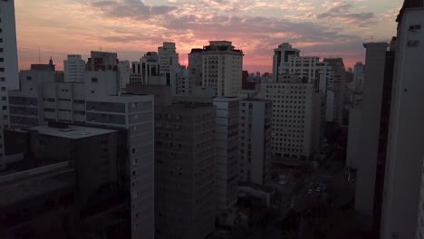 Increíble-Toma-Aérea-De-Puesta-De-Sol-En-El-Centro-De-Sao-Paolo,-Cielo-De-Colores-Locos-Y-Sol