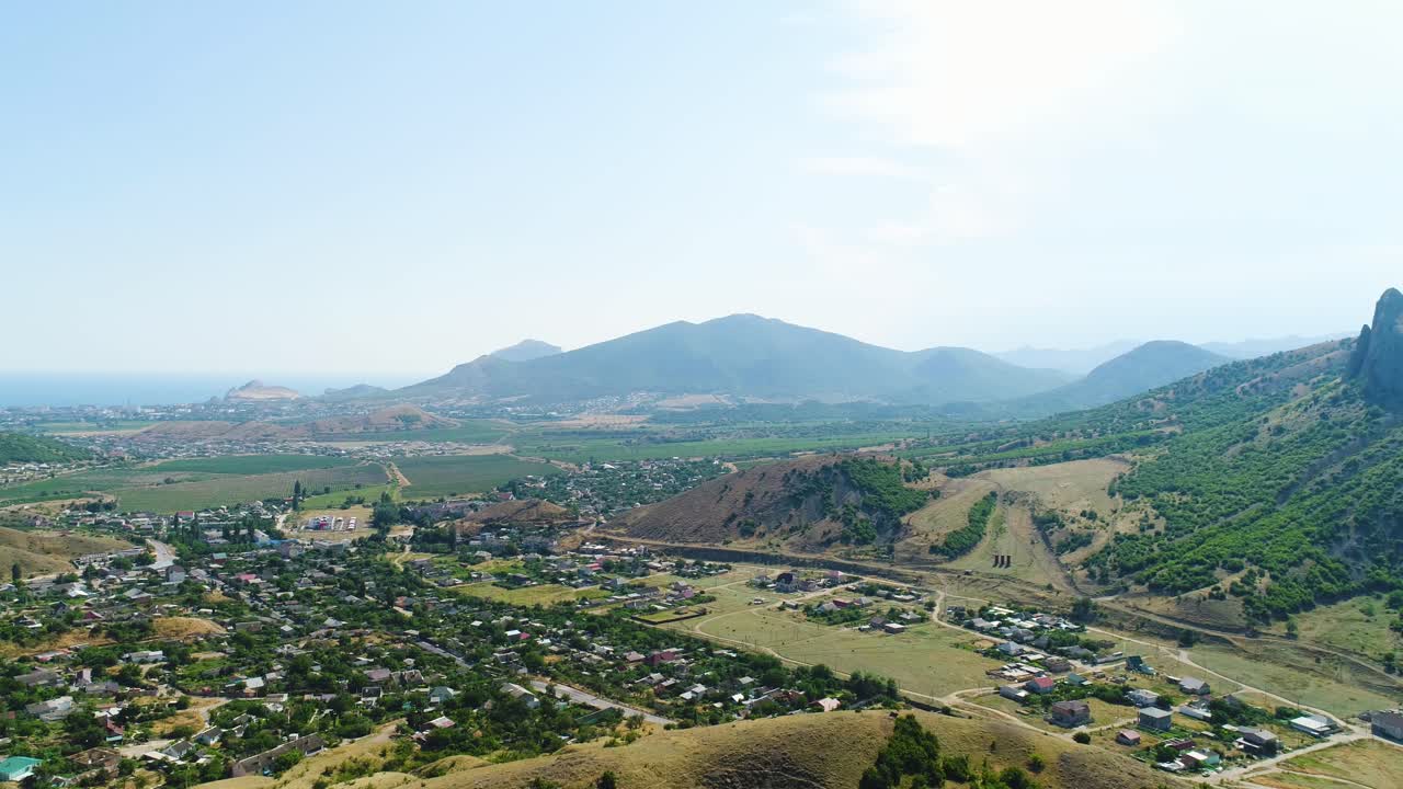 계곡 과 해안선 이 있는 산악 마을 의 공중 사진