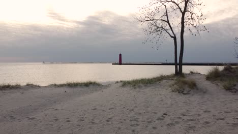 Mostrando-El-Muelle-Y-La-Costa-En-Muskegon-Michigan-En-El-Lago-Michigan