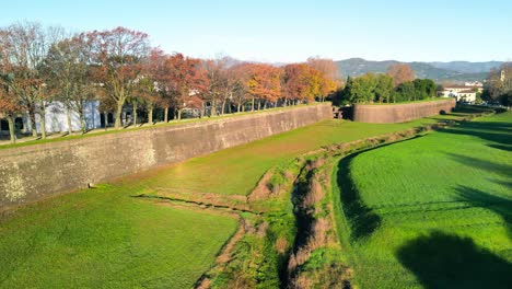 Drohnenaufnahme-Der-Berühmten-Lucca-Mauern-In-Der-Toskana,-Italien