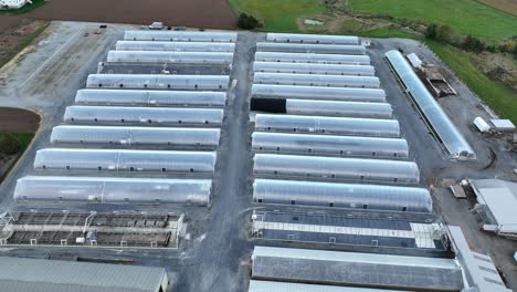 edificios de invernadero para el cultivo de plantas y horticultura en invierno y primavera