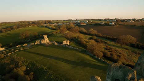 Las-Ruinas-Del-Sitio-Del-Castillo-De-Hadleigh-Vuelan-A-Través-De-La-Torre