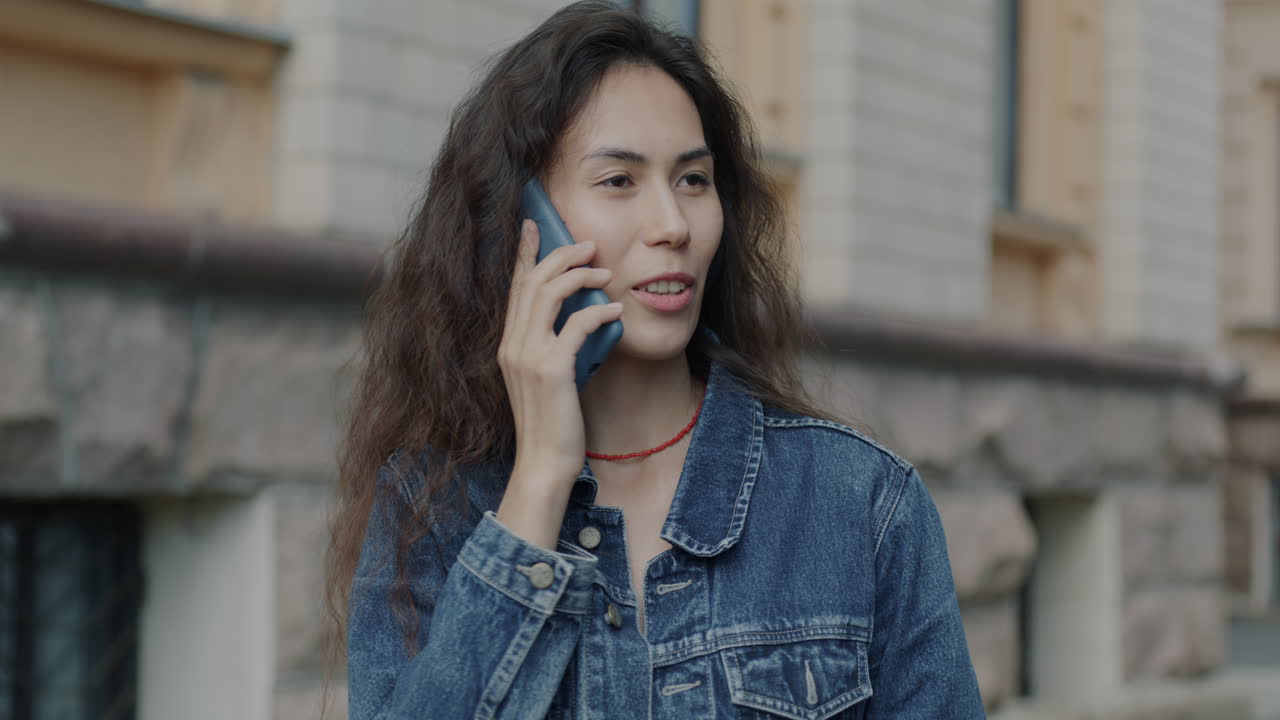 mujer en el teléfono al aire libre