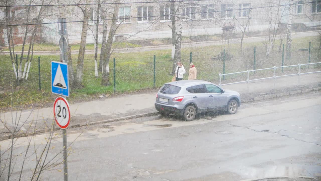 городская уличная сцена в снежный или дождливый день