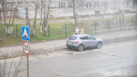 escena callejera de la ciudad en un día de nieve o lluvia