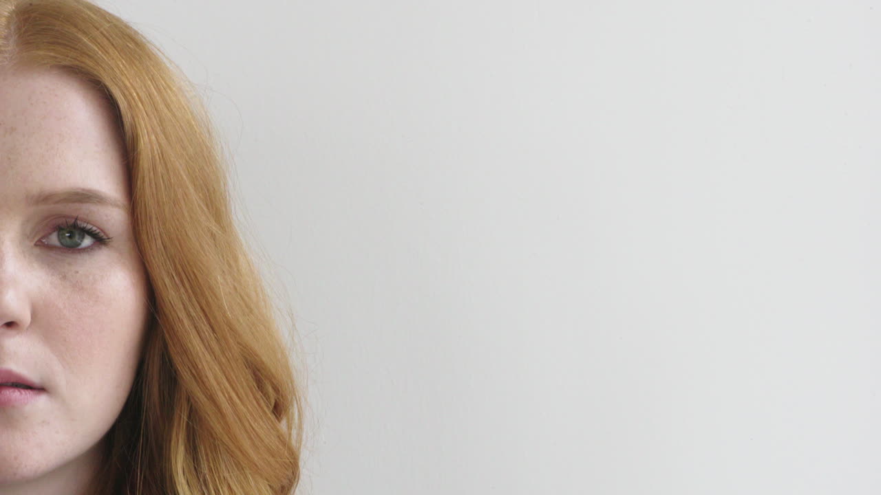 초상화 아름다운 젊은 은 머리 여성은  배경 복사 공간에 고립 심각한 찾고