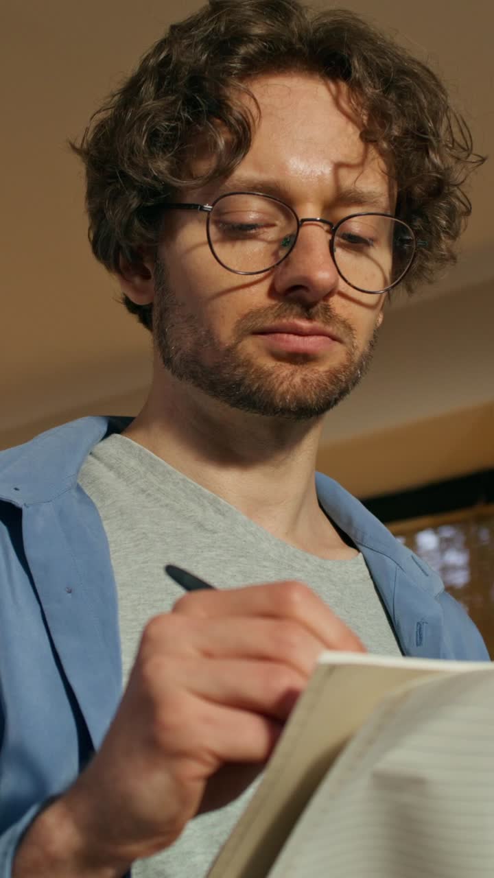 hombre escribiendo en un cuaderno