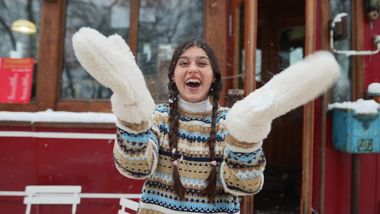 눈 속에서 놀고 있는 행복한 소녀