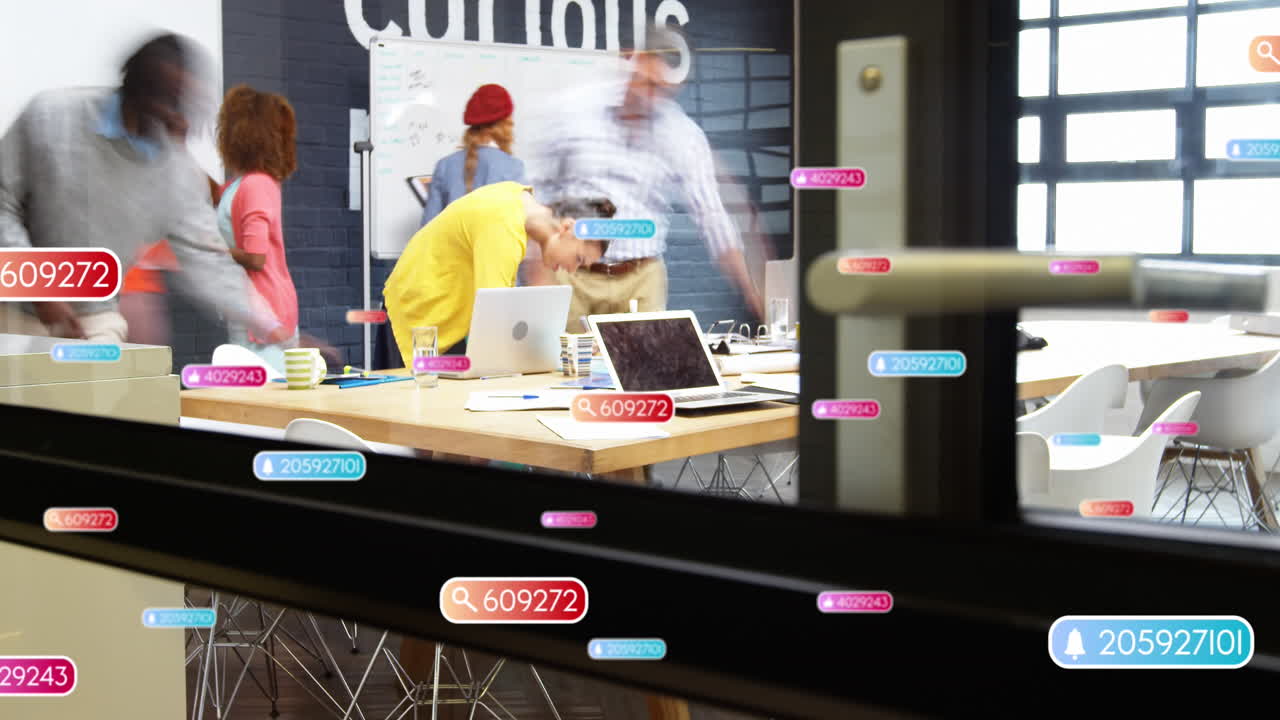animación del procesamiento de datos de las redes sociales sobre diversas personas de negocios en la oficina