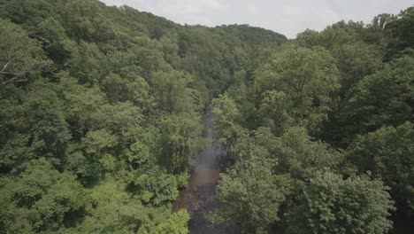 Time-lapse-High-wide-shot-of-the-Wissahickon-Creek,-from-the-Walnut-Lane-bridge