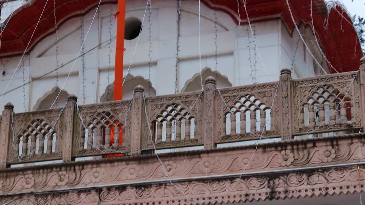 manikaran sahib gurudwara de la religión sikh decorada con banderas durante el día desde diferentes ángulos el video se toma en manikaran manali himachal pradesh india el 22 de marzo de 2023