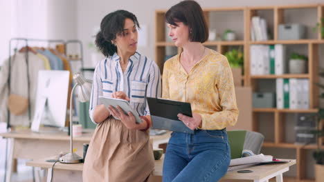 diseñador de moda, mujeres y tableta para el trabajo en equipo
