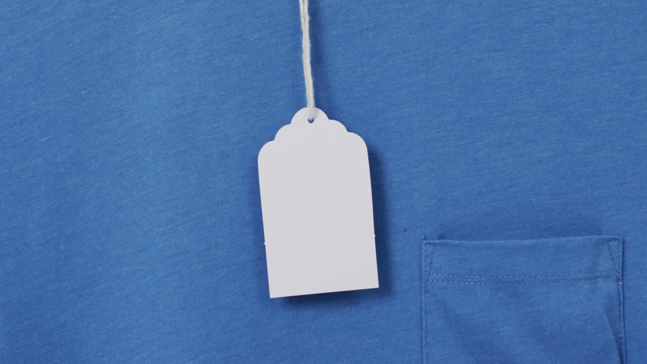 video di maglietta blu con tag e spazio di copia su sfondo bianco