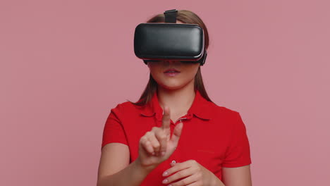 Junge-Frau-Nutzt-Virtual-Reality-Headset-Helm,-Um-Simulationsspiel-App-Zu-Spielen-Und-Videoinhalte-Anzusehen