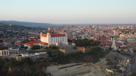disparo de drone giratorio amplio que revela el castillo de bratislava en bratislava, eslovaquia