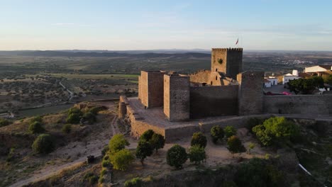 antena orbitando alrededor del castillo de monsaraz al atardecer, portugal