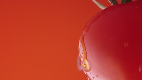 primer plano de un tomate mojado