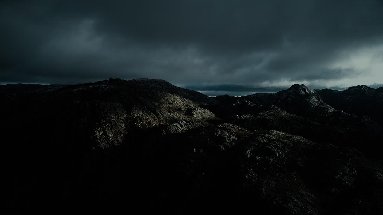 Montagne Nebbiose Di Notte Vista Aerea
