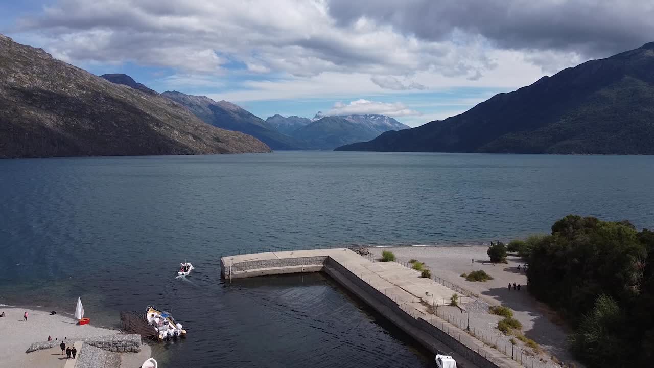 햇볕이 잘 드는 날 동안 작은 호수 통로 위로 공중으로 올라가고, 남미 아르헨티나 파타고니아에서 손길이 닿지 않은 자연을 포착했습니다.