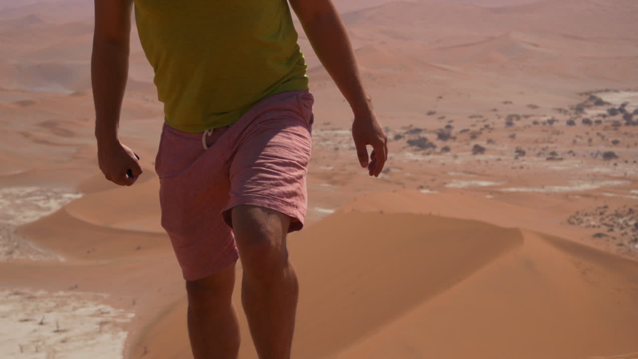 Hombre observando paisaje desértico - saliendo de plano