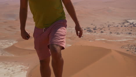 hombre mirando el paisaje del desierto - saliendo de la toma