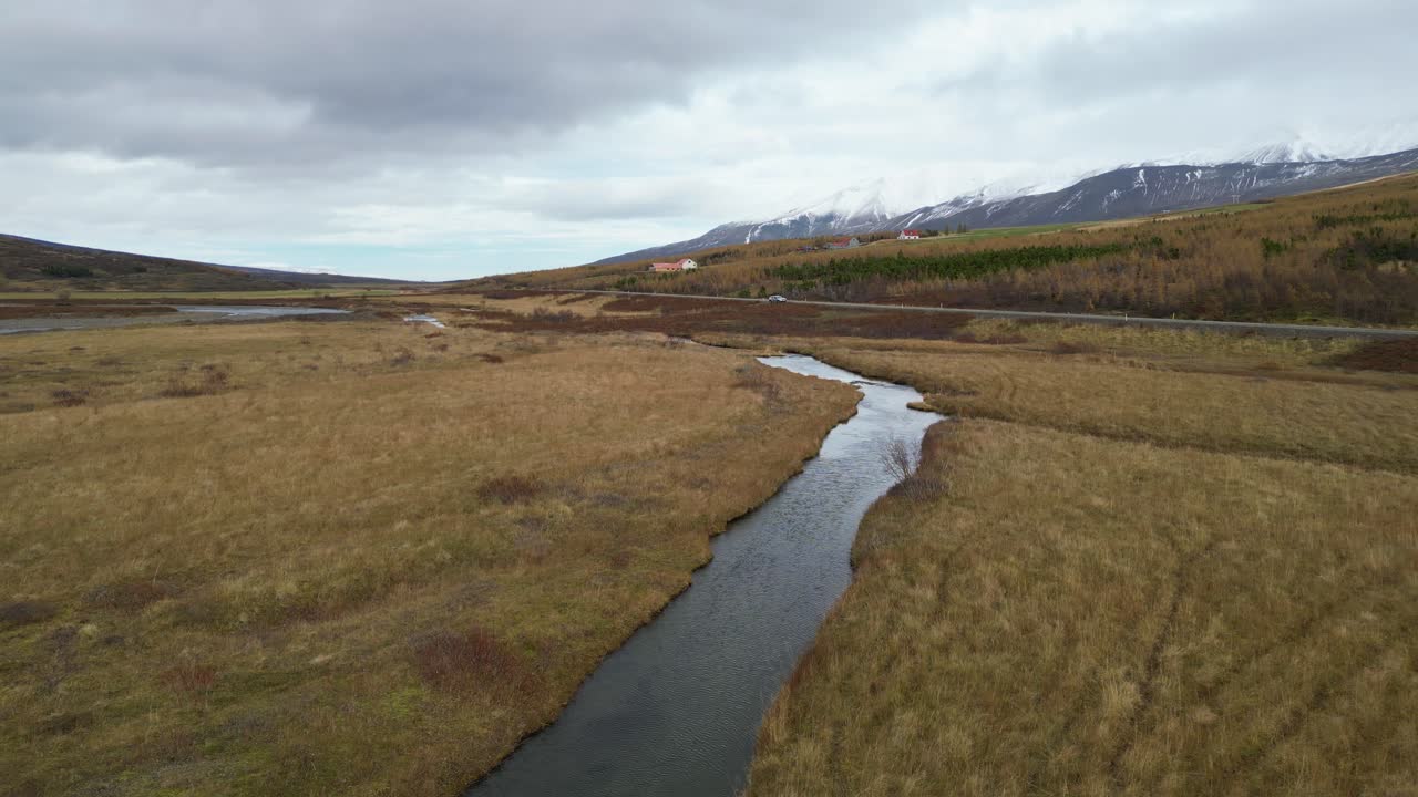 corriente en el oeste de islandia durante la temporada de otoño, aérea