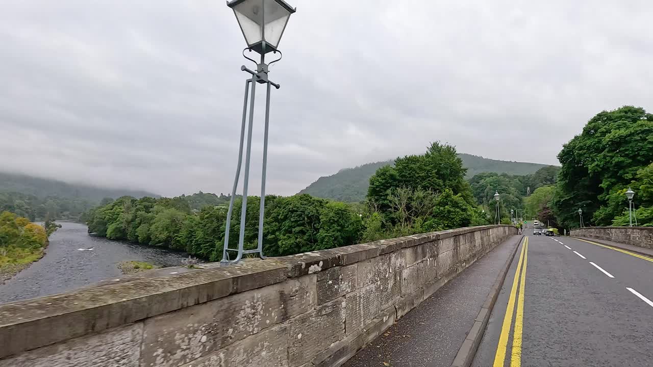 던드 (dunkeld) 의 테이 강 (river tay) 을 가로지르는 다리