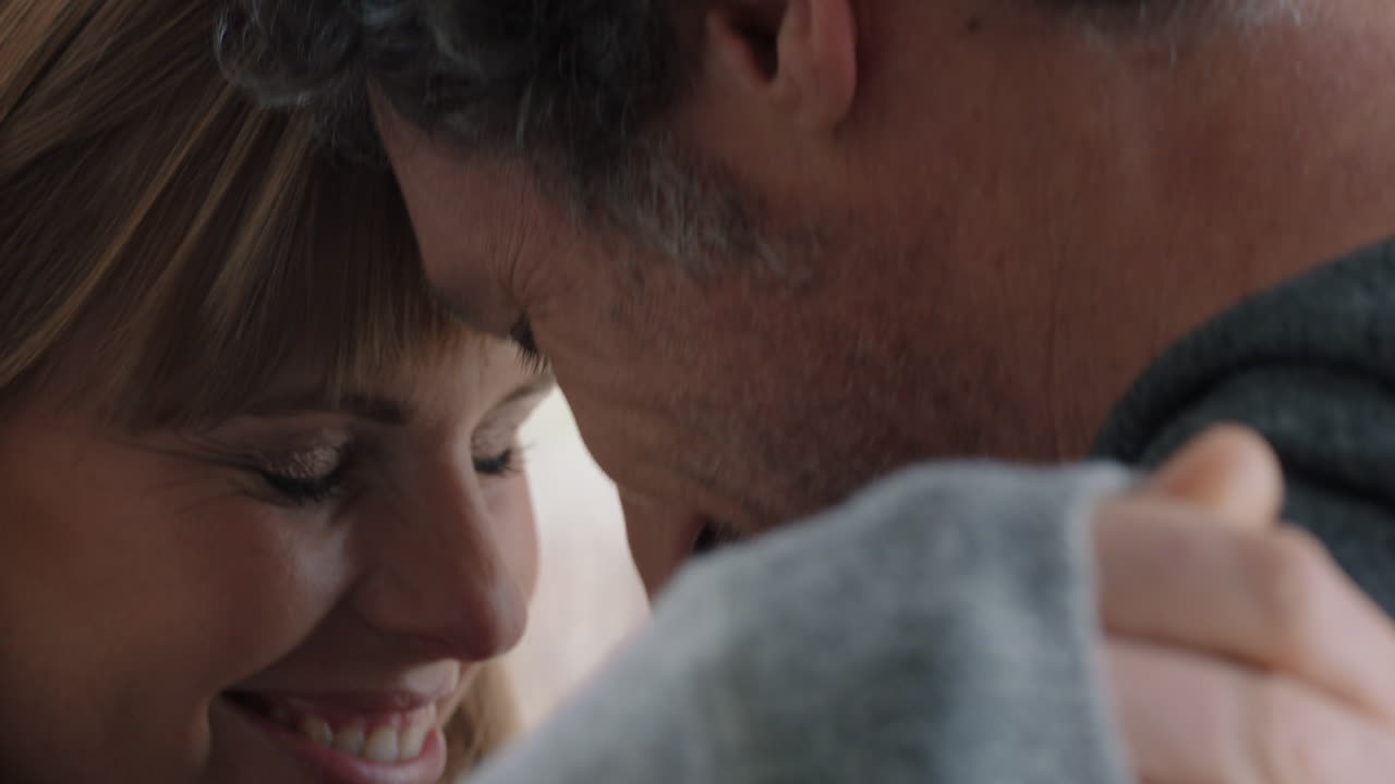 행복한 커플이 포옹하는 흥분된 여자 남자친구를 포옹하는 좋은 소식을 공유하는 집에서  ⁇ 만적인 관계를 즐기는 4k 영상