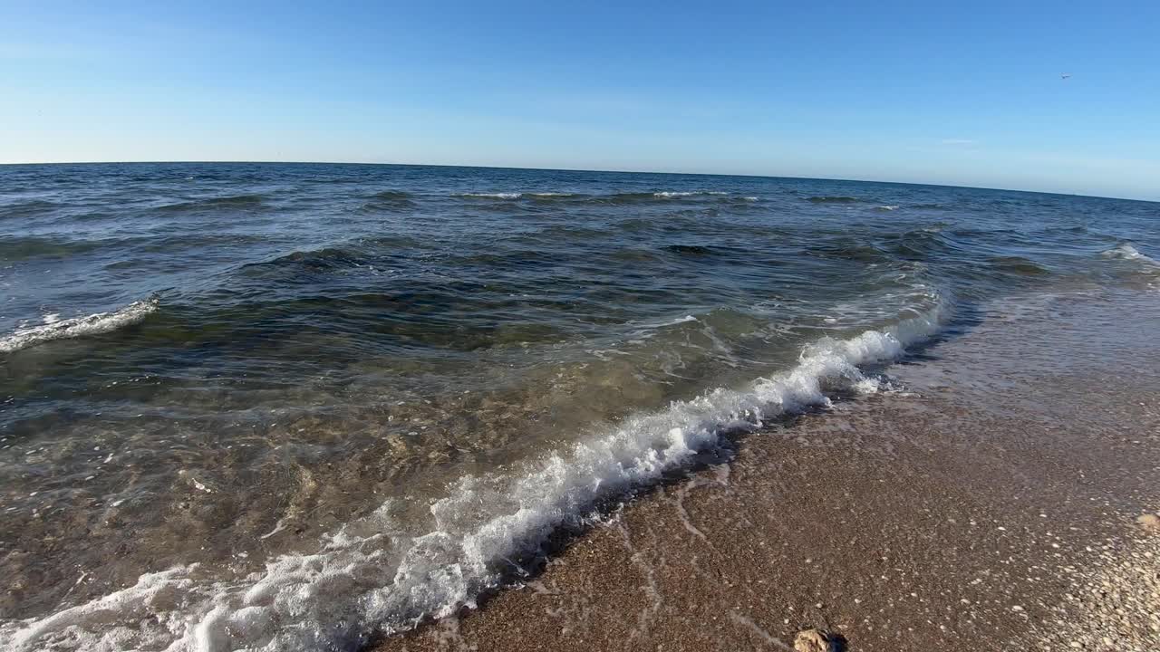 Time-lapse 60fps, onde che si infrangono sulle spiagge sabbiose del Golfo di California, Rocky Point, Messico, mentre la marea sale.