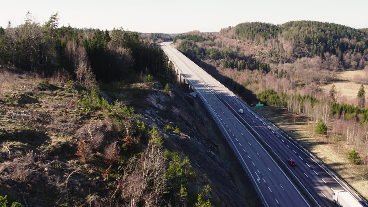 스웨덴 숲 속의 다리, munkedalsbron 또는 munkedal 다리를 드러내는, 스웨덴, 공중