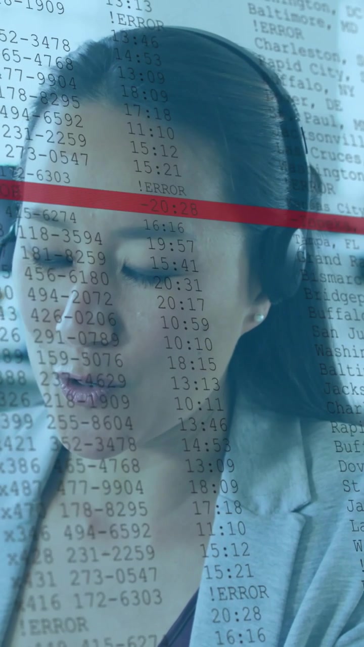 Video verticale: Operatore di call center che parla al microfono delle cuffie mentre gestisce un errore, con un overlay che scorre sul viso.