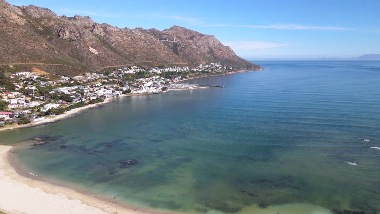 Villaggio costiero di Gordon's Bay che si affaccia su False Bay, Sudafrica. Aerea