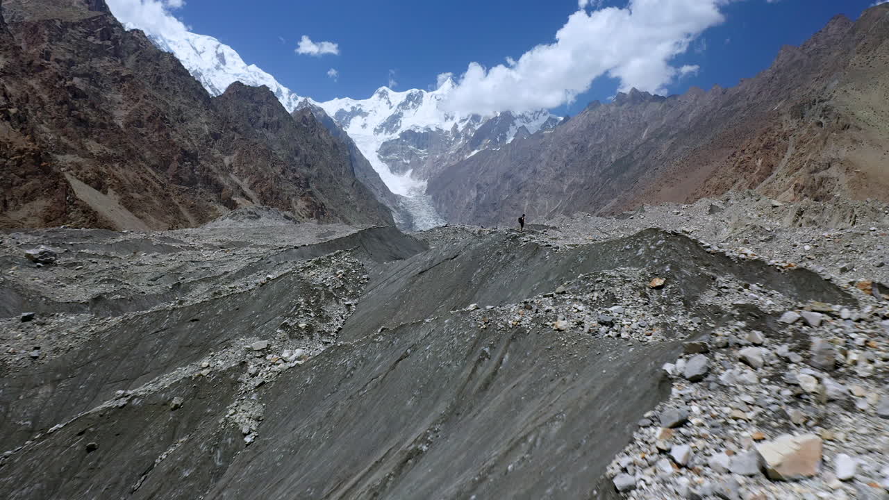 toma aérea de la ruta del glaciar en los prados de hadas de pakistán, toma cinematográfica de drones que se eleva lentamente