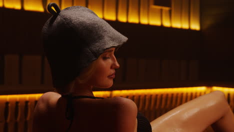 mujer relajándose en una sauna