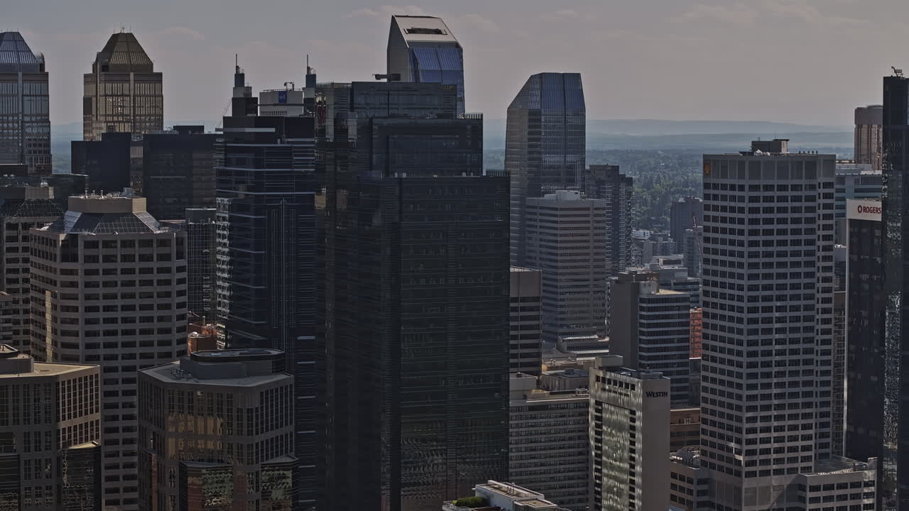 calgary ab canada aerial v19 zoomed shot drone flyover eau claire capturando el paisaje urbano densamente poblado del centro con rascacielos modernos y desarrollos urbanos - filmado con mavic 3 pro cine - julio 2023