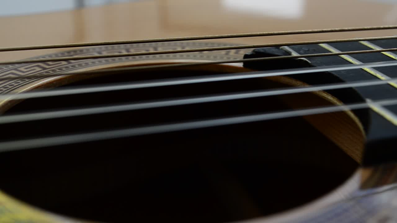 Corde di chitarra e chitarra. Riprese di una chitarra.