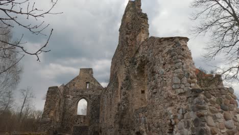 Ruinas-Del-Castillo-Medieval-De-Sigulda,-Letonia