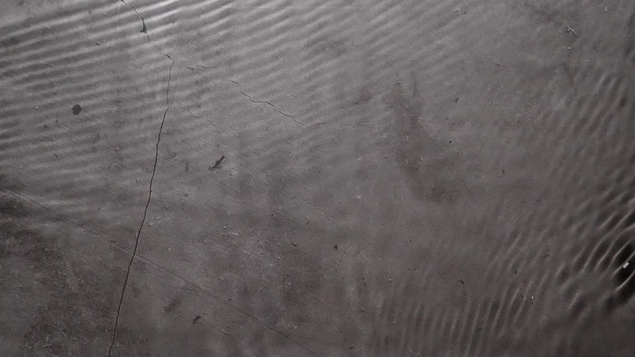 las olas de agua salpican en cámara lenta. clip de video de imágenes de stock.