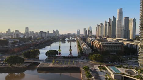 Toma-Aérea-De-Establecimiento-De-Los-Muelles-De-Puerto-Madero-En-La-Ciudad-De-Buenos-Aires-En-La-Hora-Dorada