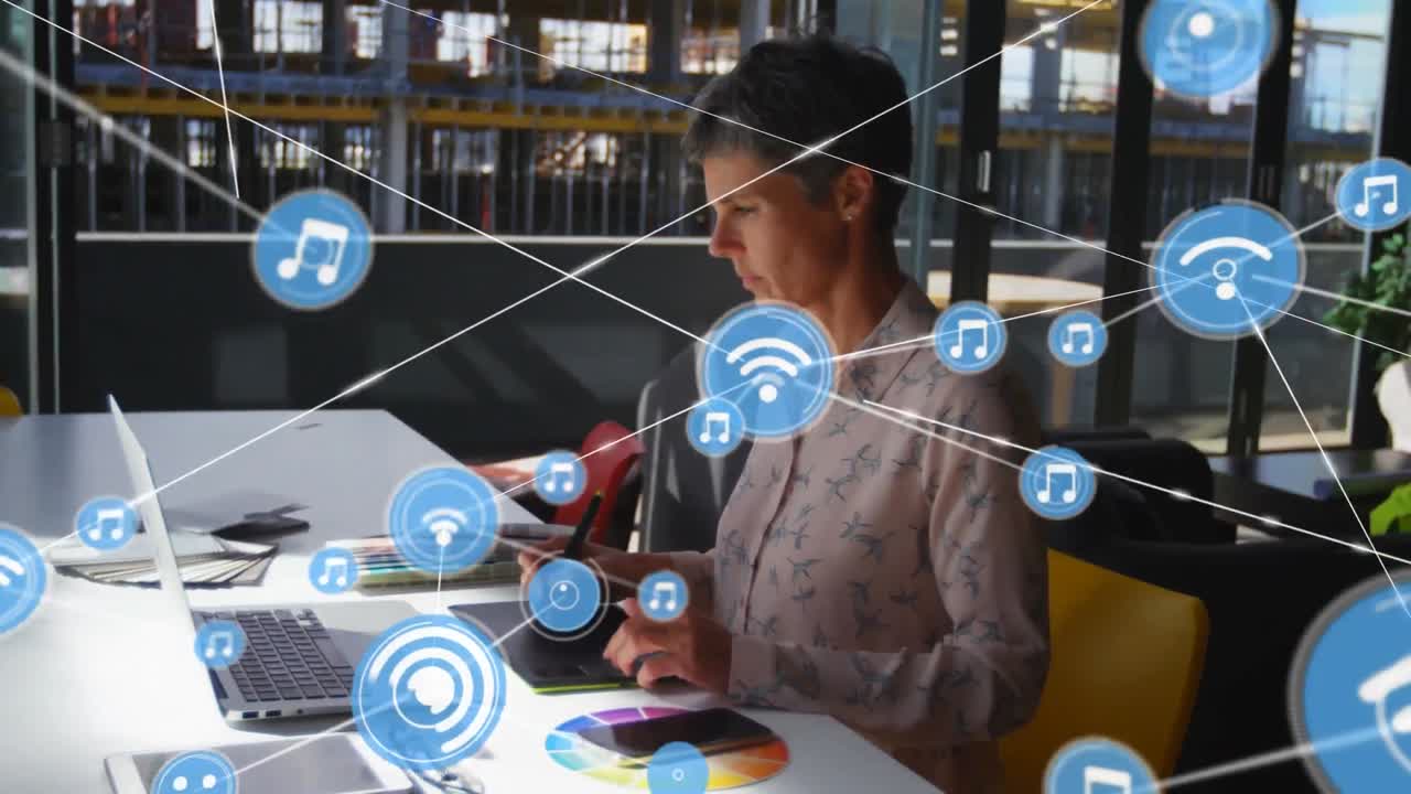 animación de la red de conexión con iconos sobre mujer de negocios caucásica usando portátil.