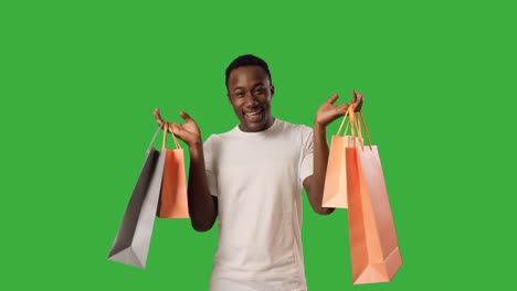 hombre bailando con bolsas de compras