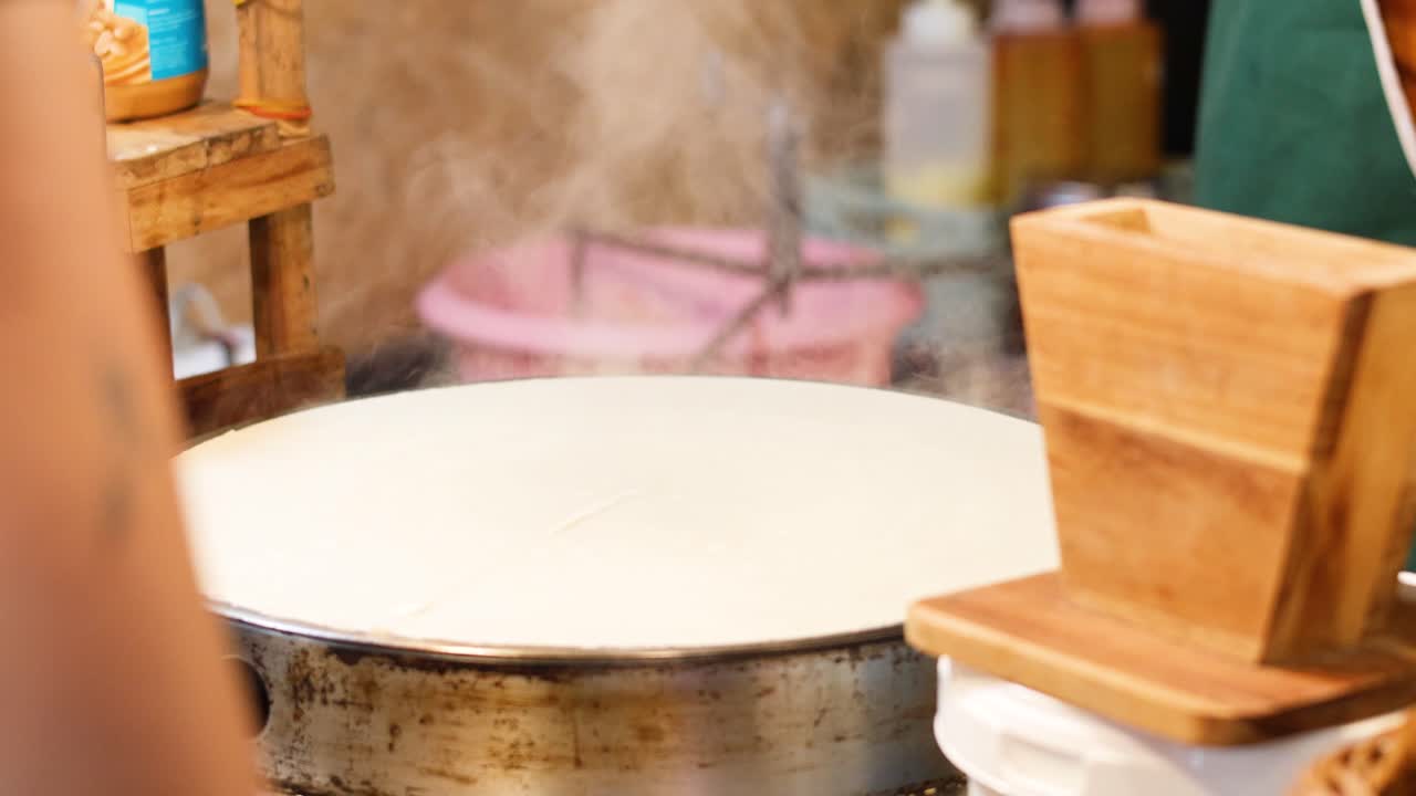 바쁜 야간 시장 에서 크레프 를 만드는 것