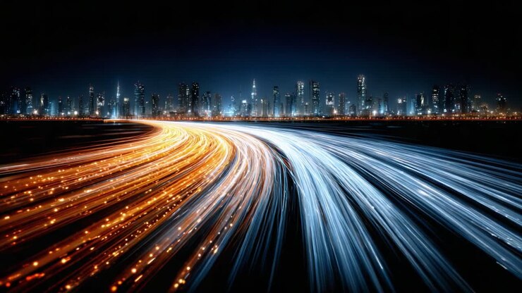 Scie luminose dinamiche su uno skyline cittadino: una rappresentazione affascinante di energia urbana e movimento catturata di notte, che mette in risalto il contrasto tra toni caldi e freddi