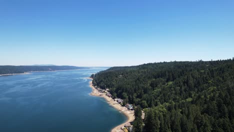 Spektakulärer-Drohnenflug-über-Den-Ruhigen-See-Des-Twanoh-State-Parks