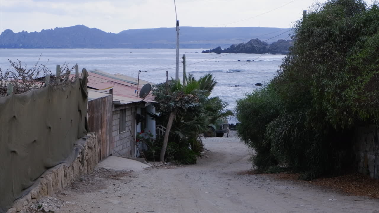 Prašná ulice v tiché malé rybářské vesnici Caleta Chanaral v Chile.